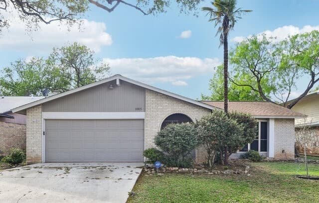 3-bedroom rental at 11815 Broadwood in San Antonio, TX — photo 1