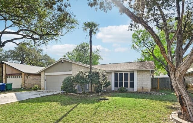 3-bedroom rental at 11815 Broadwood in San Antonio, TX — photo 2