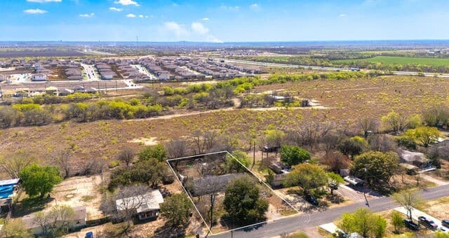 3-bedroom rental at 5818 Pioneer in San Antonio, TX — photo 2