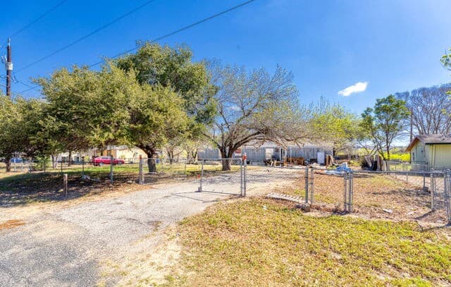 3-bedroom rental at 5818 Pioneer in San Antonio, TX — photo 5