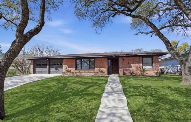 2-bedroom rental at 219 Sunnycrest in San Antonio, TX — photo 2