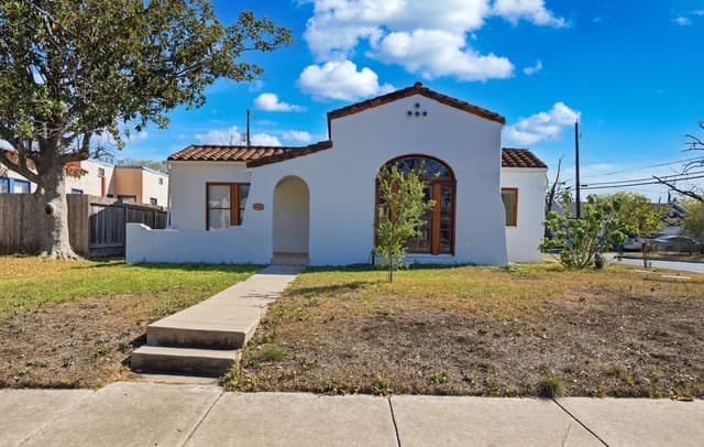 3-bedroom rental at 1446 Fulton in San Antonio, TX — photo 2