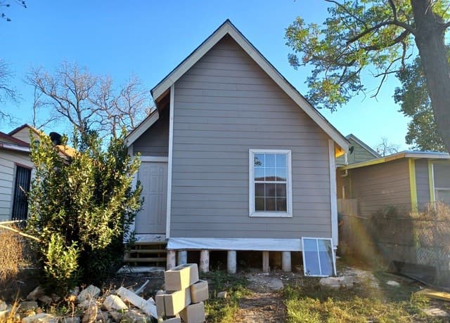 2-bedroom rental at 213 Pendleton Ave in San Antonio, TX — photo 2