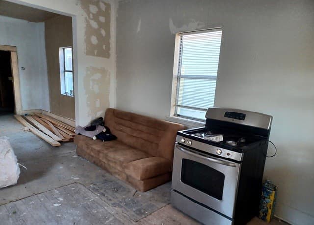 2-bedroom rental at 213 Pendleton Ave in San Antonio, TX — photo 3