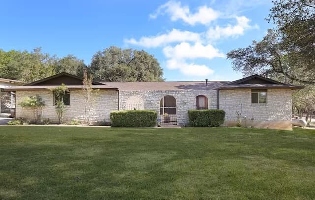 3-bedroom rental at 9811 Tamber in San Antonio, TX — photo 2