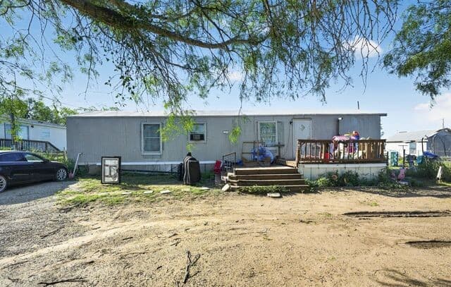 3-bedroom rental at 408 Hickory St in Jourdanton, TX — photo 1
