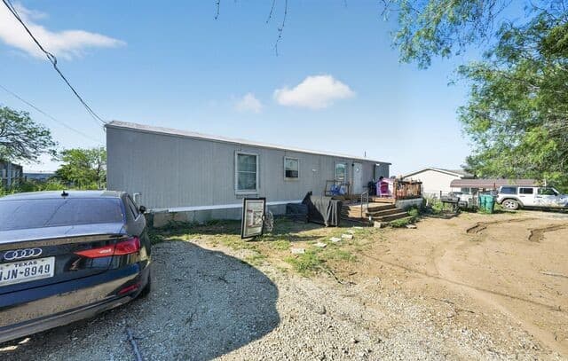 3-bedroom rental at 408 Hickory St in Jourdanton, TX — photo 4