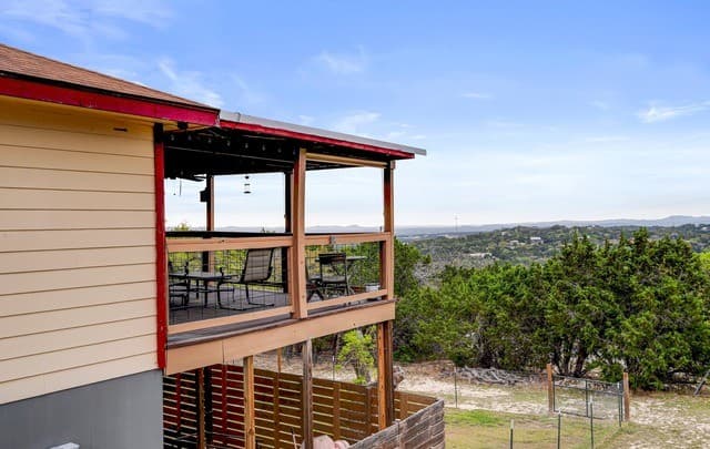 4-bedroom rental at 318 S Polly Peak in Bandera, TX — photo 3