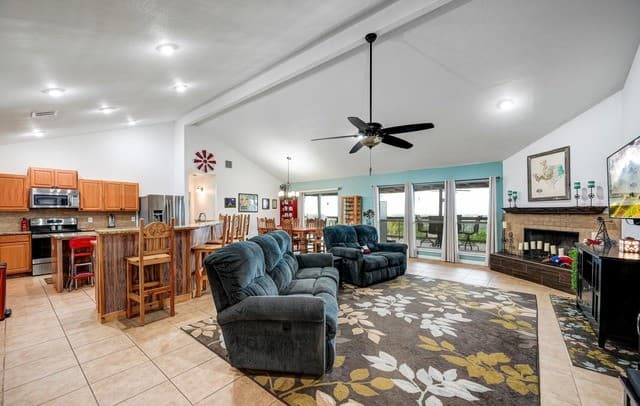 4-bedroom rental at 318 S Polly Peak in Bandera, TX — photo 5