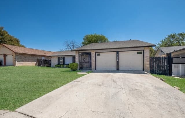 4-bedroom rental at 7006 Autumn Chase St in San Antonio, TX — photo 4