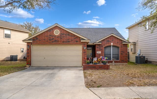 3-bedroom rental at 13651 Bridgeview in San Antonio, TX — photo 1