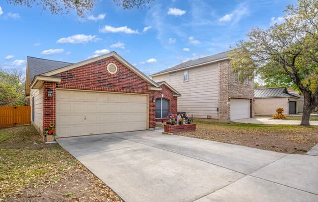 3-bedroom rental at 13651 Bridgeview in San Antonio, TX — photo 2