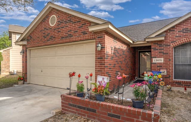 3-bedroom rental at 13651 Bridgeview in San Antonio, TX — photo 4
