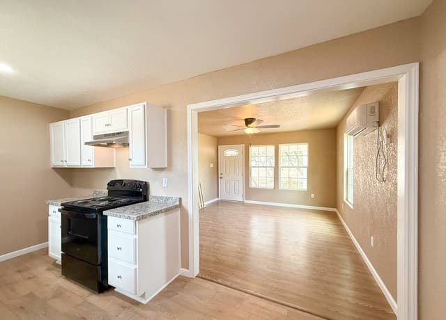 3-bedroom rental at 303 Davis in Devine, TX — photo 5