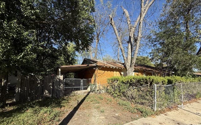 3-bedroom rental at 1033 Saldana in San Antonio, TX — photo 1