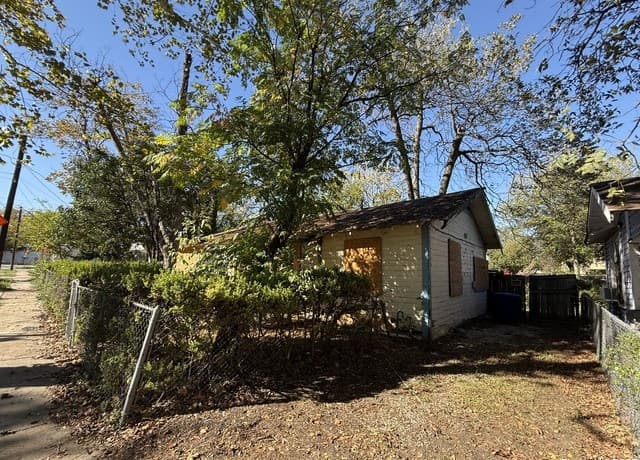 3-bedroom rental at 1033 Saldana in San Antonio, TX — photo 2