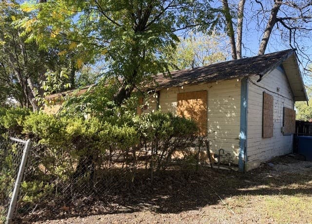 3-bedroom rental at 1033 Saldana in San Antonio, TX — photo 3