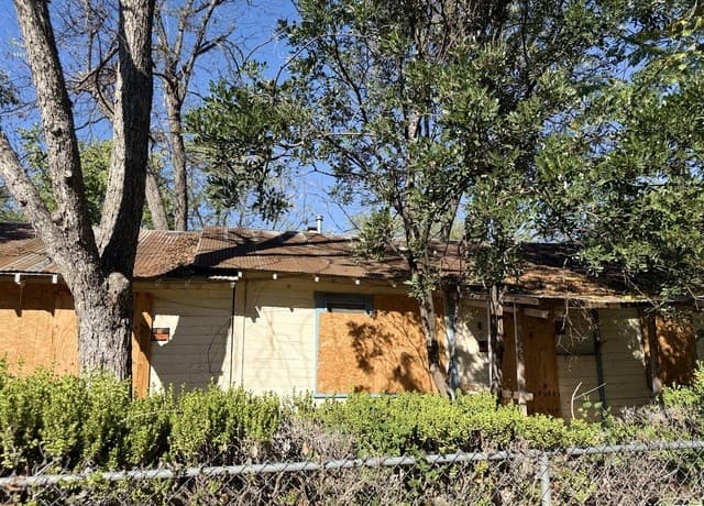 3-bedroom rental at 1033 Saldana in San Antonio, TX — photo 4