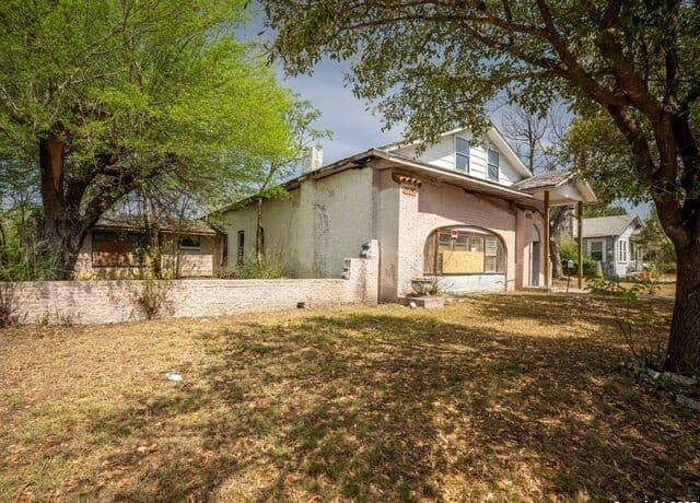 rental at 1907 W Woodlawn Ave in San Antonio, TX — photo 1