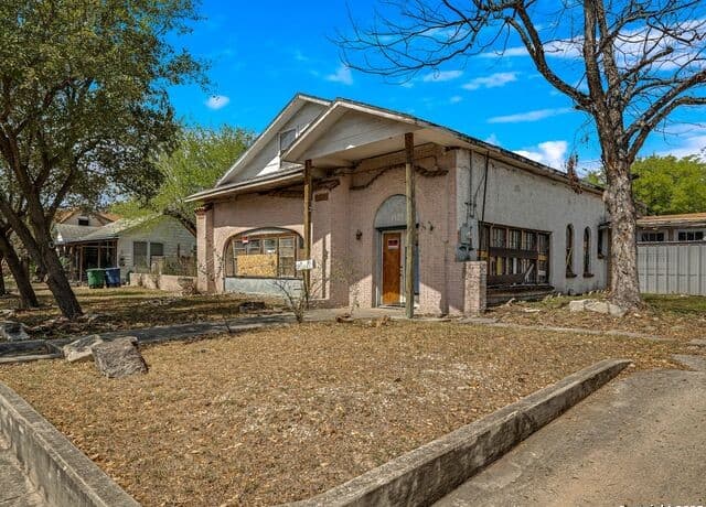 rental at 1907 W Woodlawn Ave in San Antonio, TX — photo 2