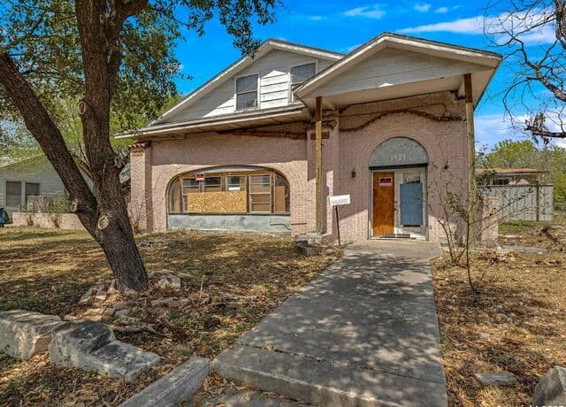 rental at 1907 W Woodlawn Ave in San Antonio, TX — photo 4