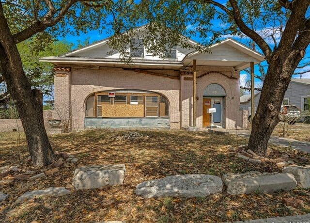 rental at 1907 W Woodlawn Ave in San Antonio, TX — photo 5