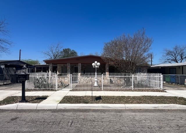 3-bedroom rental at 219 SW 37th in San Antonio, TX — photo 1