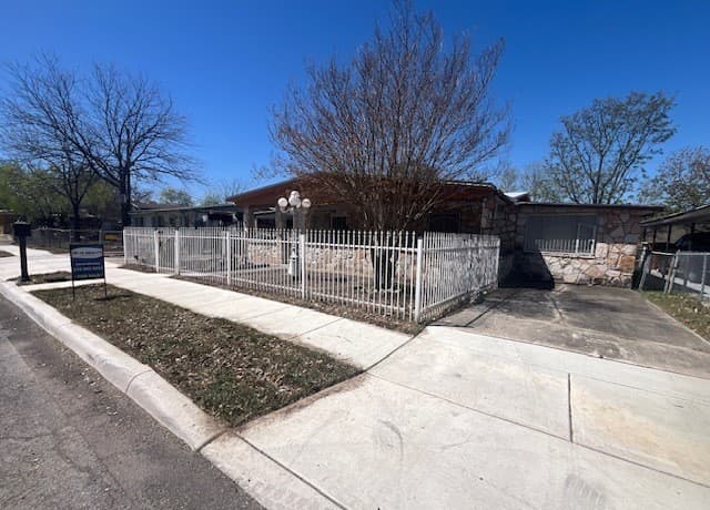 3-bedroom rental at 219 SW 37th in San Antonio, TX — photo 2