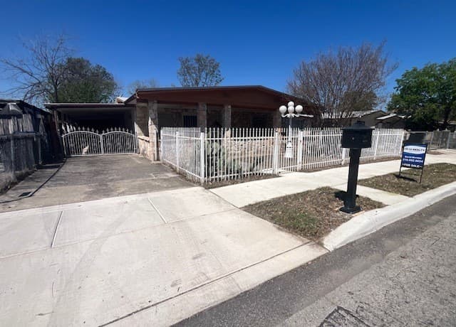 3-bedroom rental at 219 SW 37th in San Antonio, TX — photo 3