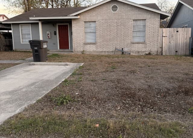 2-bedroom rental at 810 W Olmos in San Antonio, TX — photo 2