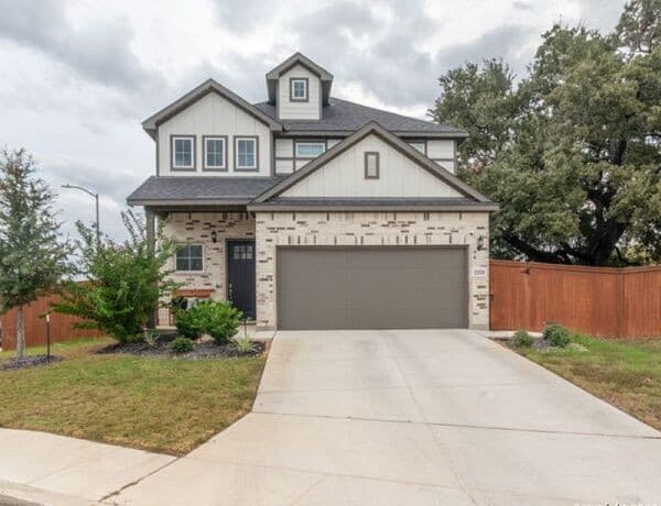 4-bedroom rental at 12518 Yellowstone in San Antonio, TX — photo 1