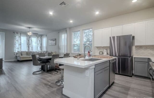 4-bedroom rental at 12518 Yellowstone in San Antonio, TX — photo 3