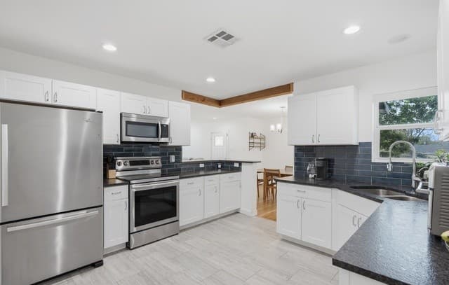3-bedroom rental at 2410 Saint Anthony Ave in San Antonio, TX — photo 4