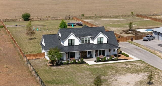 6-bedroom rental at 2493 County Road 4713 in LaCoste, TX — photo 3