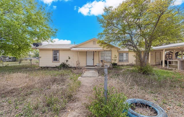 3-bedroom rental at 1714 W Constantinople in Castroville, TX — photo 1
