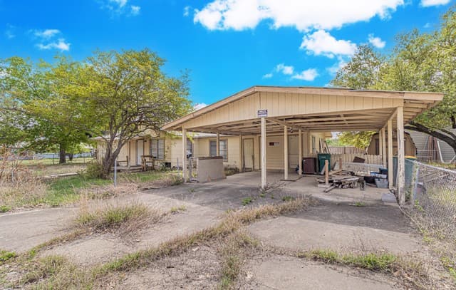 3-bedroom rental at 1714 W Constantinople in Castroville, TX — photo 3