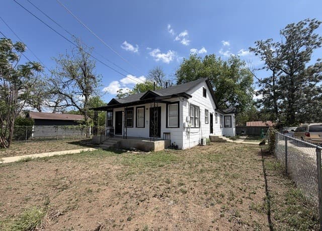 rental at 4912-4914 Greenwood in San Antonio, TX — photo 3