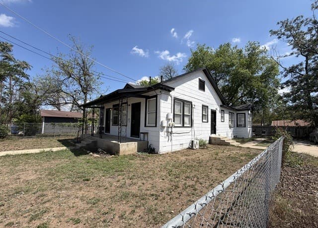 rental at 4912-4914 Greenwood in San Antonio, TX — photo 4
