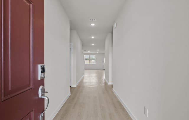 5-bedroom rental at 8303 Smithers Avenue in San Antonio, TX — photo 2