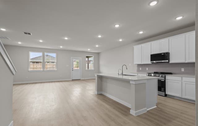5-bedroom rental at 8303 Smithers Avenue in San Antonio, TX — photo 3