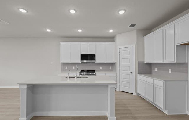 5-bedroom rental at 8303 Smithers Avenue in San Antonio, TX — photo 4