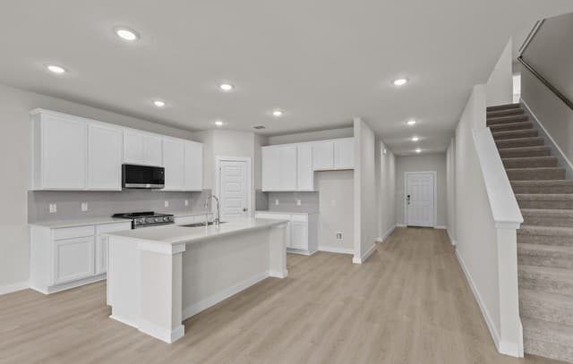5-bedroom rental at 8303 Smithers Avenue in San Antonio, TX — photo 5