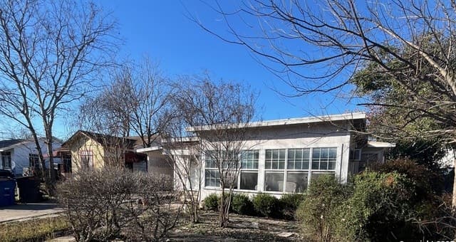 2-bedroom rental at 127 Grecian Dr in San Antonio, TX — photo 2