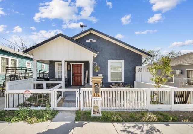 3-bedroom rental at 226 Aztec in San Antonio, TX — photo 1