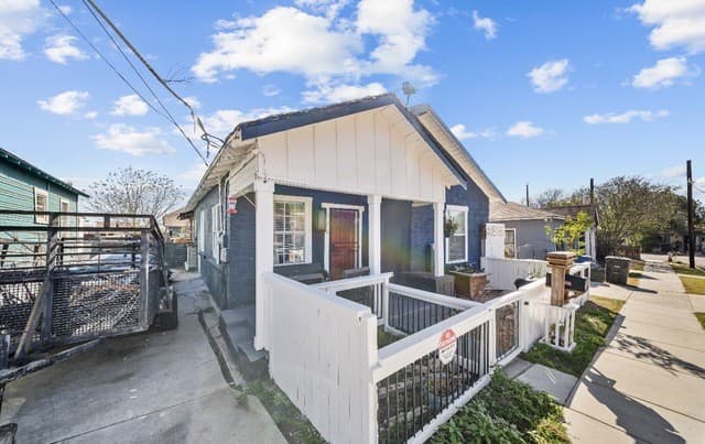3-bedroom rental at 226 Aztec in San Antonio, TX — photo 2