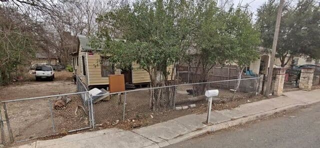 3-bedroom rental at 520 S San Bernardo in San Antonio, TX — photo 1