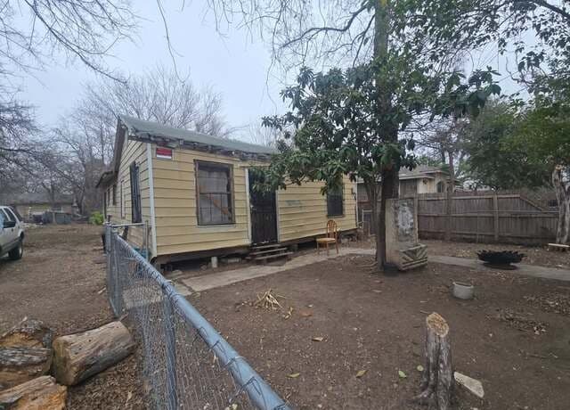 3-bedroom rental at 520 S San Bernardo in San Antonio, TX — photo 2