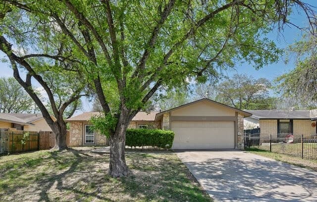 5-bedroom rental at 9019 Old Sky Harbor in San Antonio, TX — photo 2