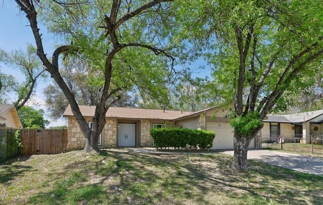 5-bedroom rental at 9019 Old Sky Harbor in San Antonio, TX — photo 3