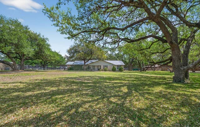 3-bedroom rental at 100 Crestline in Pleasanton, TX — photo 1